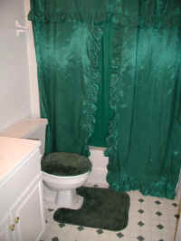 chalet19bathroom1.jpg (39104 bytes)